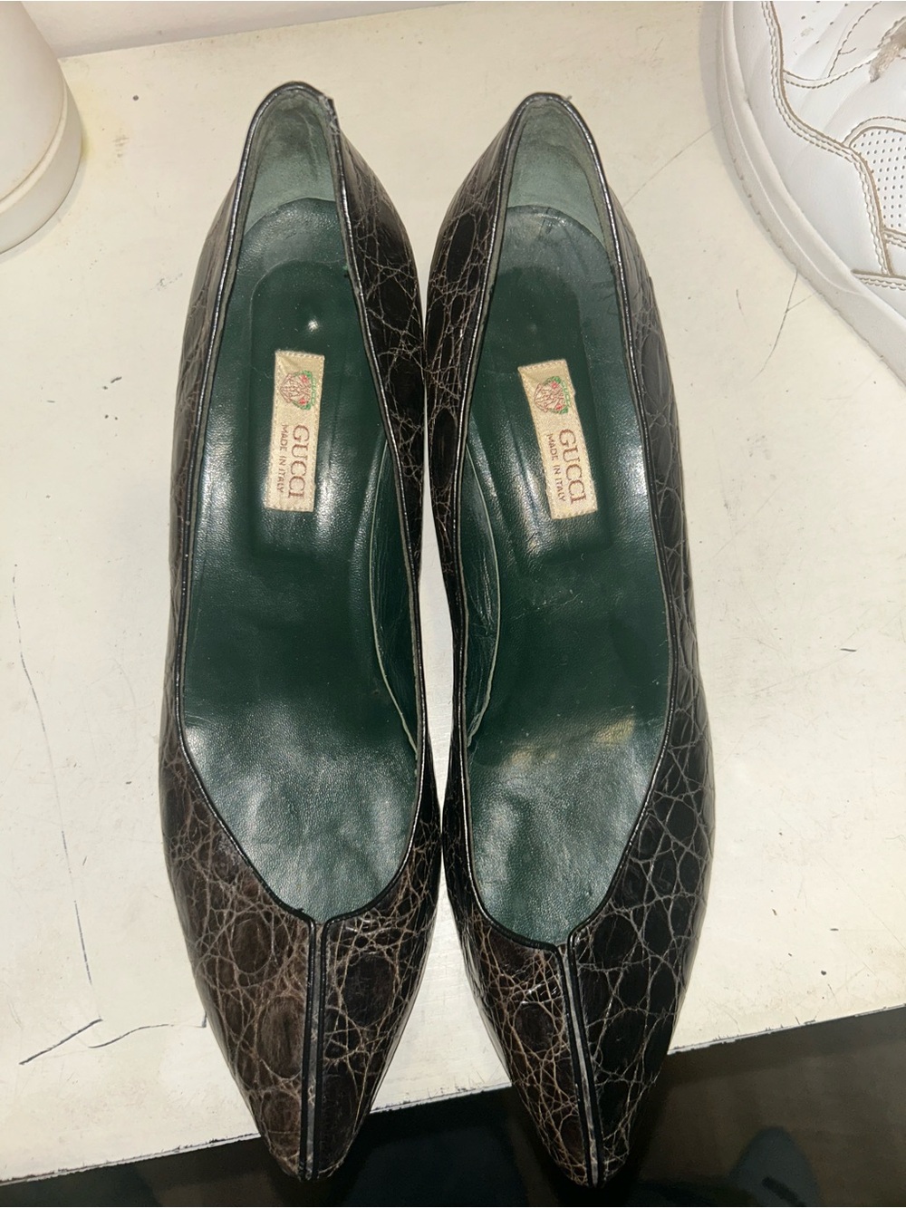 Vintage Gucci Crocodile Embossed Leather Pumps - Size 10.5 (Heel Repair Needed)